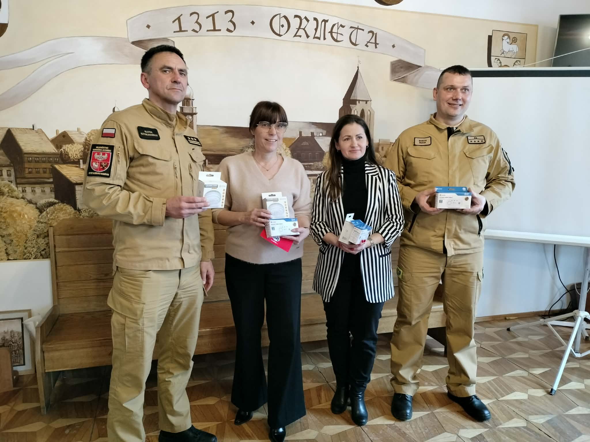 Przekazanie czujników dymu i czadu przez PSP Lidzbark Warmiński do UM w Ornecie