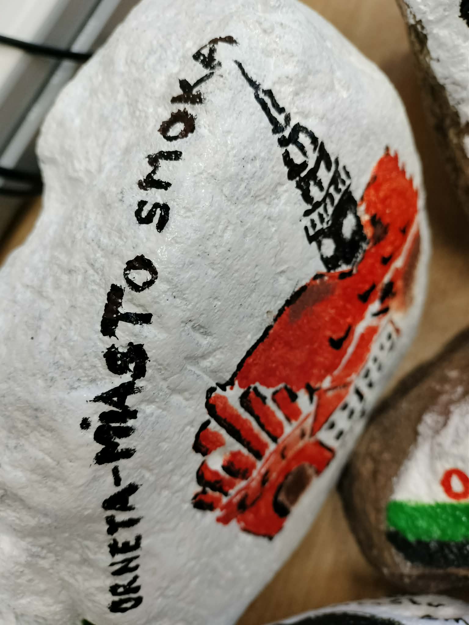 Kamień z rysunkiem Ratusza i napisem Orneta- Miasto Smoka
