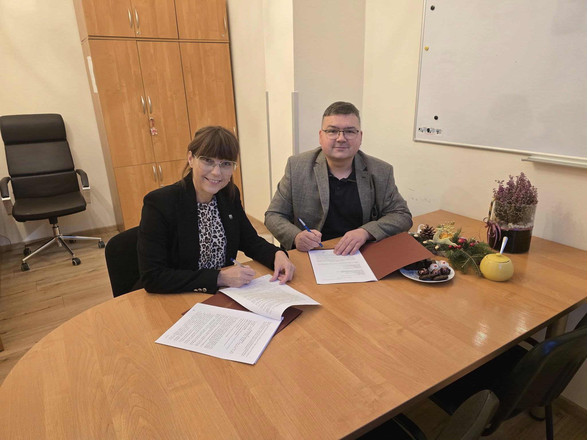 Podpisanie umowy przez Burmistrza Ornety