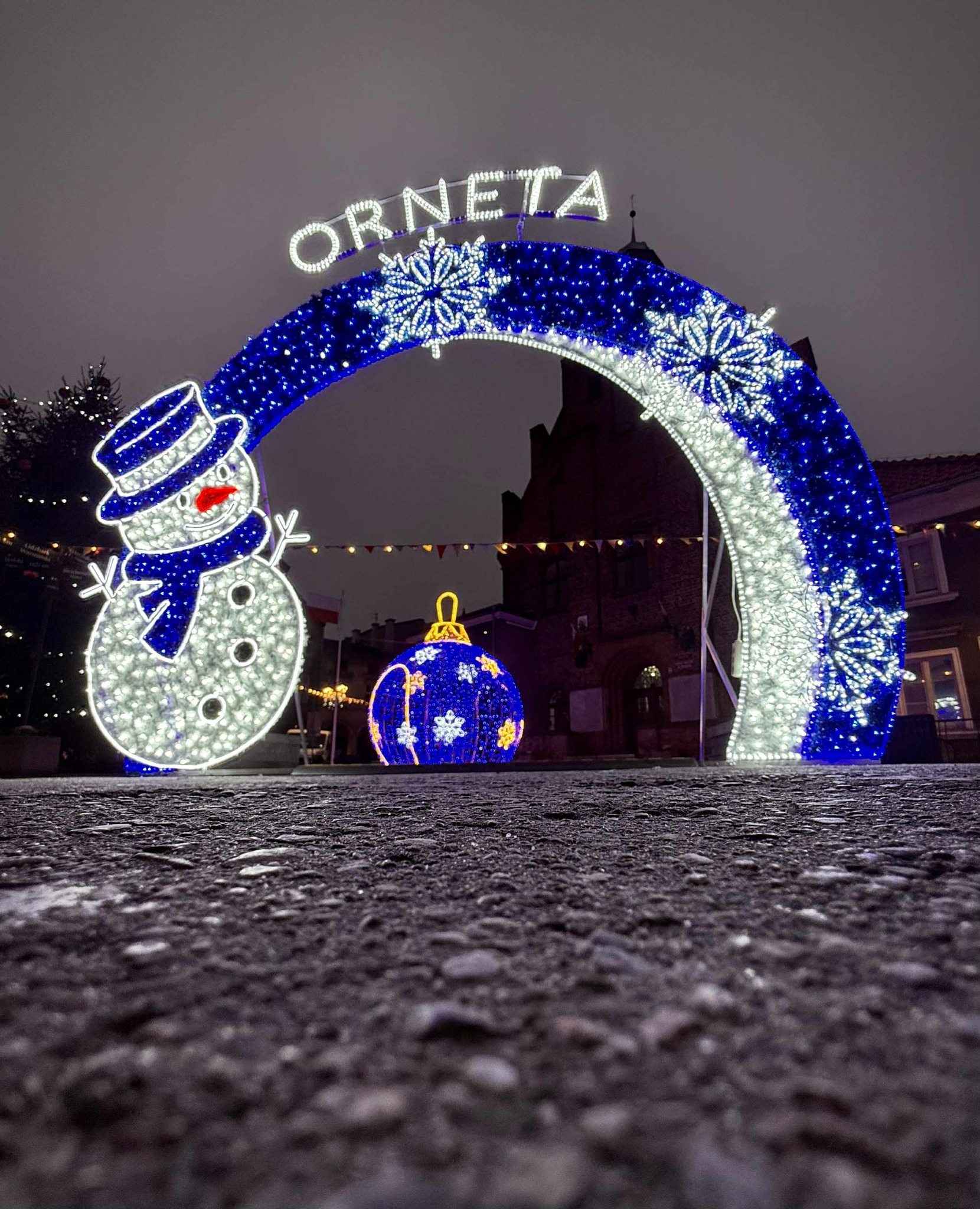 Fotografia iluminacji z okazji Świąt Bożego Narodzenia w Ornecie