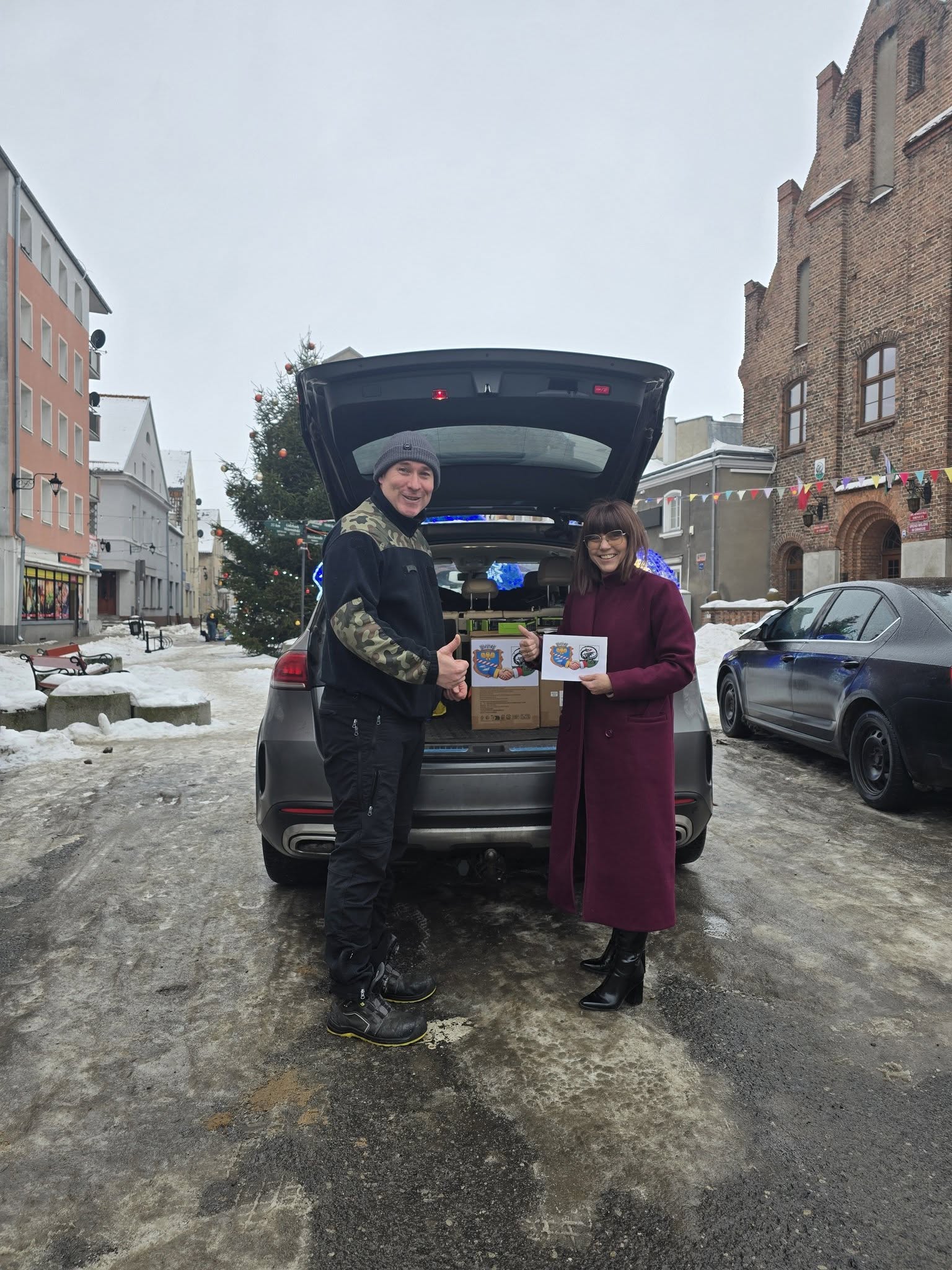 Fotografia - Przekazanie sprzętu ze zbiórki na Ukrainę