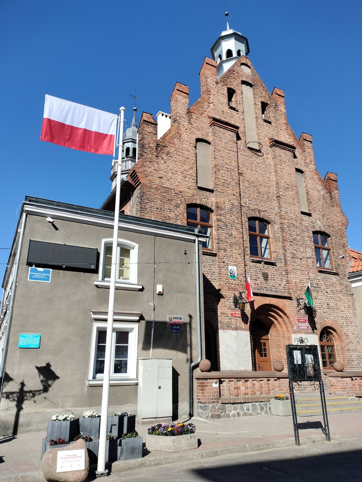 Zdjęcie flaga i Ratusz w Ornecie