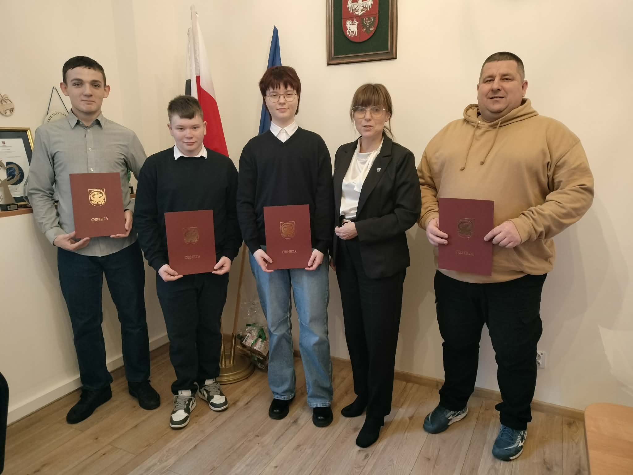 Fotografia: Zawodnicy SKS Orneckie Smoki, którzy otrzymali listy gratulacyjne od Burmistrz Ornety