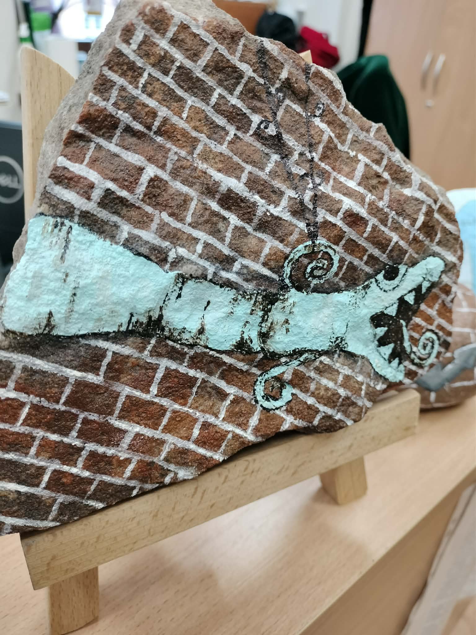 Malowany kamień z orneckim rzygaczem