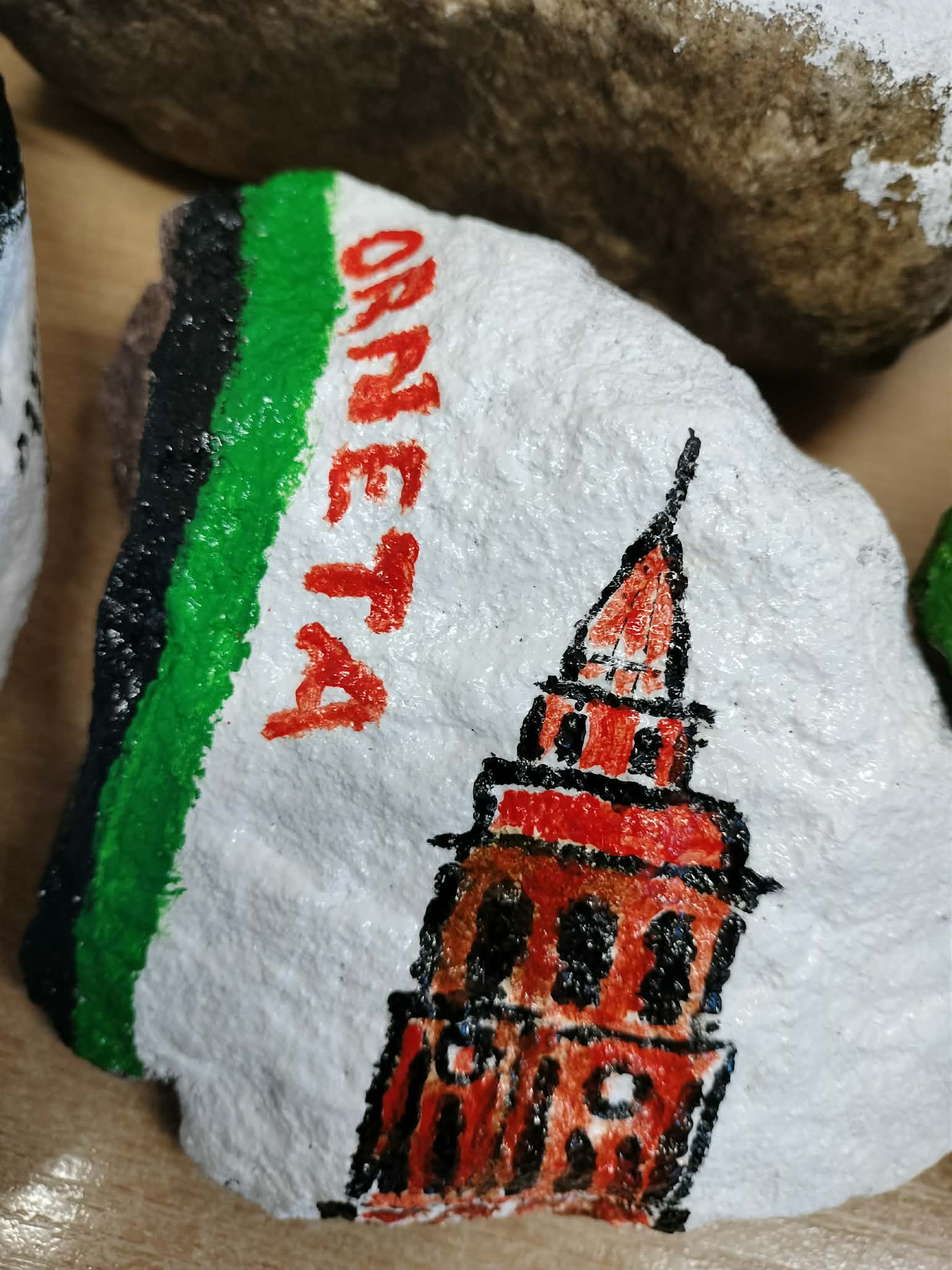 Kamień z napisem Orneta oraz wieżą zegarowa