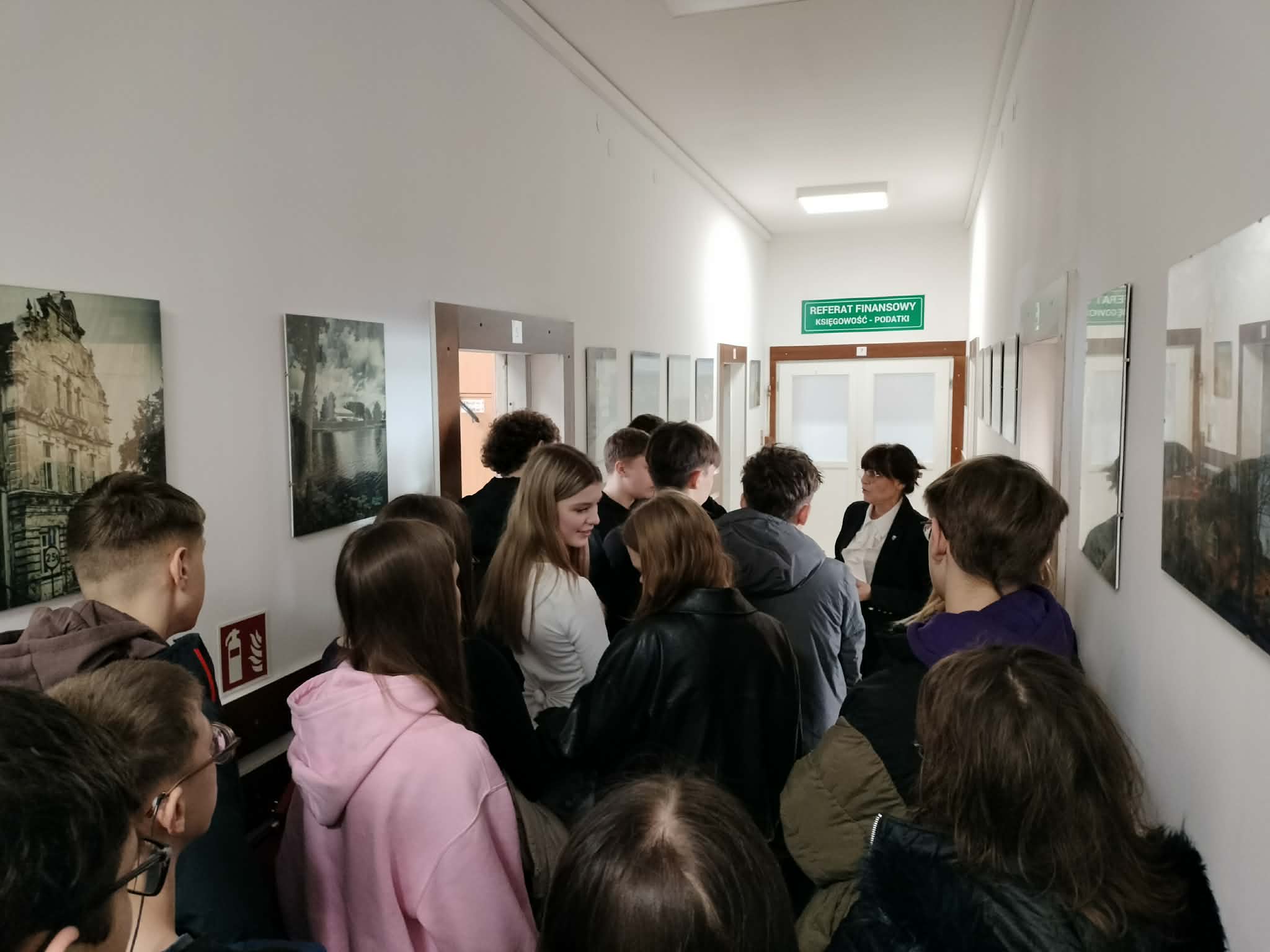 Fotografia -  uczniowie klasy 8A z SP1 w Ornecie w Urzędzie Miejskim