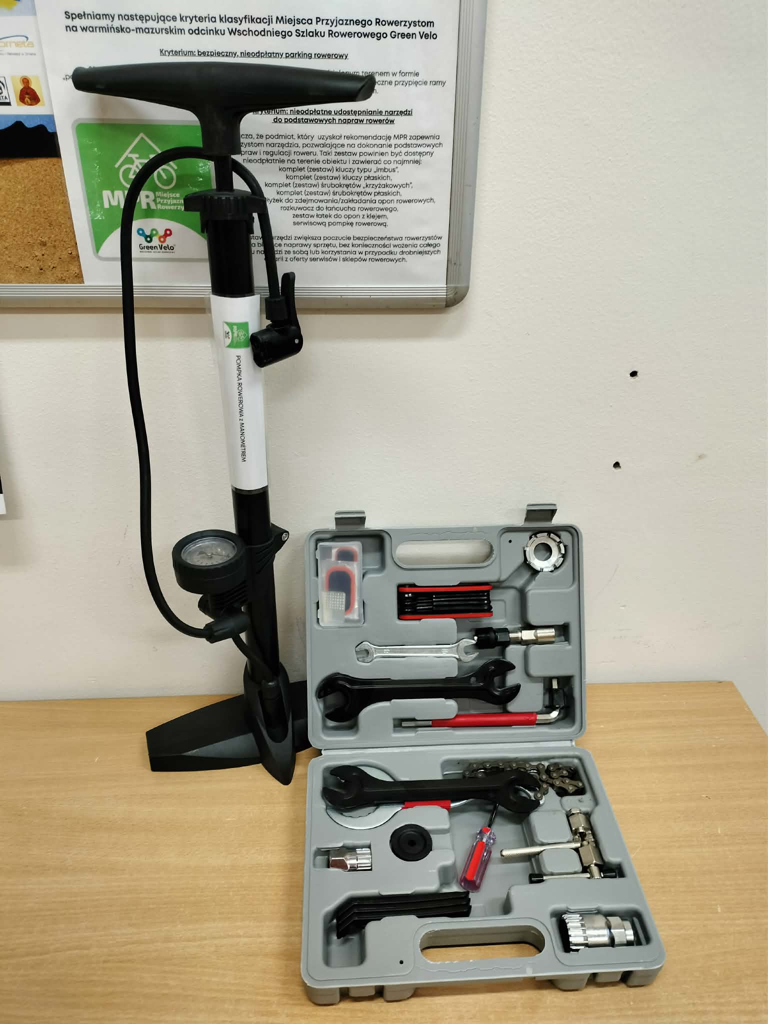 Pompka i zestaw kluczy do napraw rower&oacute;w