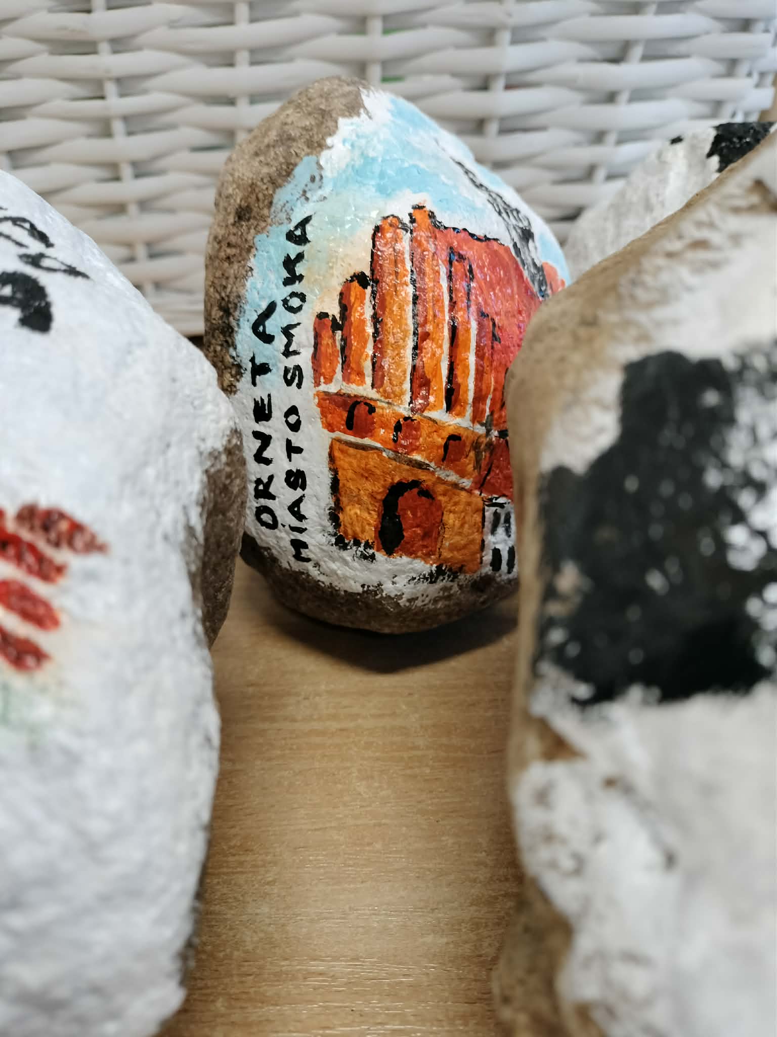 Kamień - z rysunkiem Ratusza i napisem Orneta Miasto Smoka