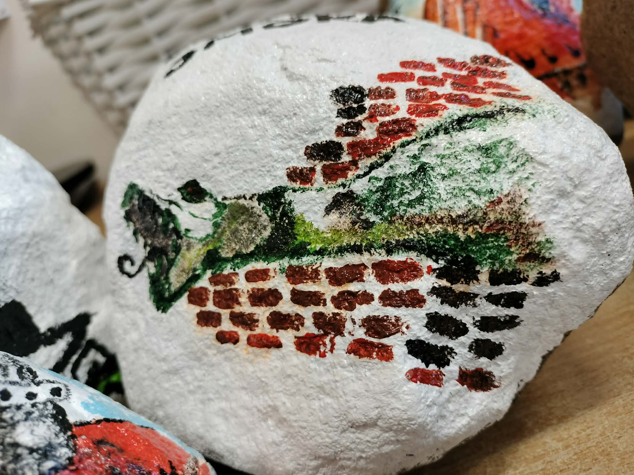 Ornecki rzygacz namalowany na kamieniu