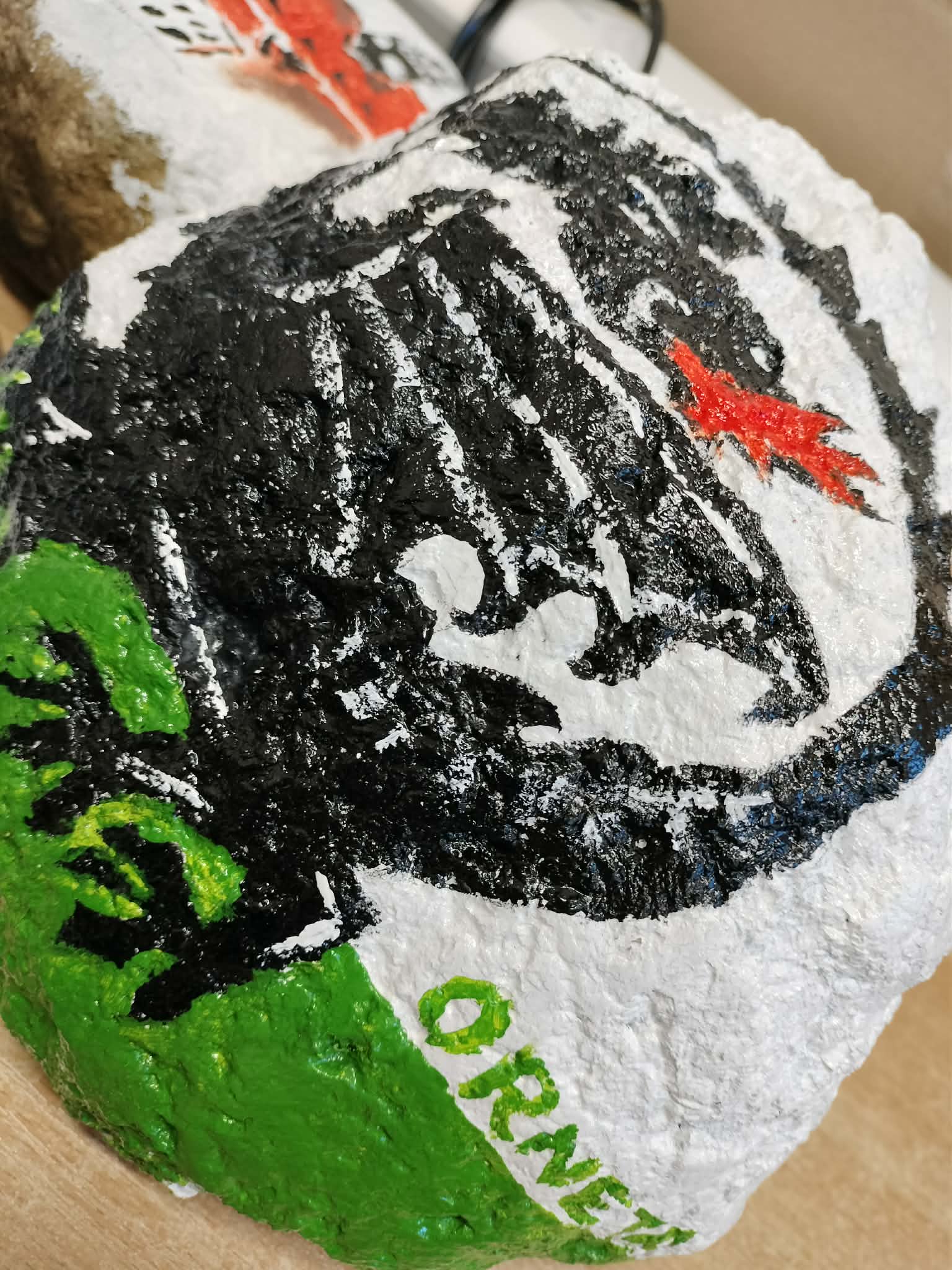 Kamień z rysunkiem orneckiego smoka z herbu Ornety